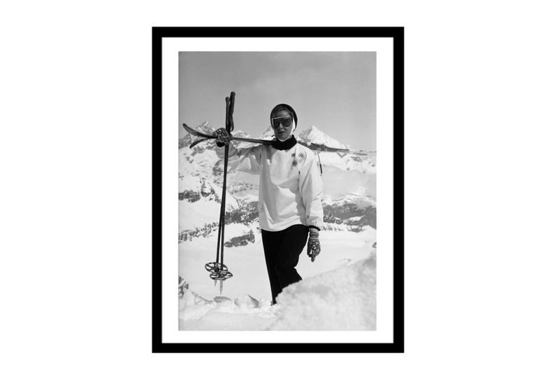 Bilde i glass sort treramme 70x90 Vintage Dame med ski